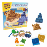 Кинетический песок «Замки из песка» Игровой набор Play Toys "Замки из песка" предлагает детям возможность создать своё собственное королевство из мягкого, легко формируемого песка красивых синих и жёлтых оттенков. Набор включает формочки для создания детализированных замков и инструмент для лепки, идеально подходящих для творческих игр и развития навыков строительства.Особенности: 	Синий и жёлтый песок для создания замков. 	Формочки для замков и инструмент для лепки. 	Безопасный и нетоксичный состав, разработанный специально для маленьких детей. 	Развивает творческое мышление, мелкую моторику и сенсорное восприятие. 	Без глютена и протестирован для безопасной и увлекательной игры.Создайте мир замков с этим простым в использовании песком, который идеально подходит для юных строителей.