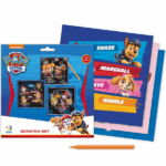 Set de gravuri «Echipa», seria Patrula cățelușilor Bun venit în lumea Patrulei Cățelușilor cu setul de gravură!Aceste gravuri captivante de 21 × 21 cm ale supereroilor preferați vor menține atenția copilului tău ore întregi.Setul este format din trei gravuri cu eroii care sunt întotdeauna gata să se ajute reciproc. Împreună formează o echipă invincibilă, care lucrează în mod bine coordonat și organizat, salvând oameni. Așadar, dacă micul tău supererou adoră aceste personaje, gravura va fi un obiect excelent pentru creativitatea copilului tău.Lăsați-l pe copilul dumneavoastră să se scufunde în lumea captivantă a Patrulei Cățelușilor cu acest set unic de gravuri!