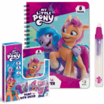 Set de colorat cu apă «Poni», seria My little pony, 8 pagini Bine ați venit în lumea My little pony cu setul de colorat!Set de colorat cu apă "Poni", seria My little pony, 8 pagini - Aceasta este o jucărie creativă fascinantă pentru copii, în care magia se dezvăluie prin interacțiunea imaginilor cu apa.Setul include cărți speciale cu imagini care devin vizibile atunci când intră în contact cu apa. Copiii pot folosi un marker special umplut cu apă pentru a desena imaginile. Acest proces captivant stimulează creativitatea și îi ajută pe copii să descopere lumea magică a artei.
