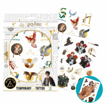 Set de tatuaje temporare pentru copii «Harry Potter», 45 buc. Vă prezentăm un set de tatuaje temporare pentru copii cu personajele preferate din „Harry Potter”. Setul conține 45 de tatuaje colorate (2 foi) și sunt foarte ușor de aplicat. Toate ilustrațiile sunt de calitate și originale.Tatuajele sunt așezate pe două foi, pe o bază de hârtie. Recomandat pentru copii cu vârsta de la 3 ani.Un set viu colorat și elegant, care cu siguranță va atrage atenția micilor fani ai universului Harry Potter!