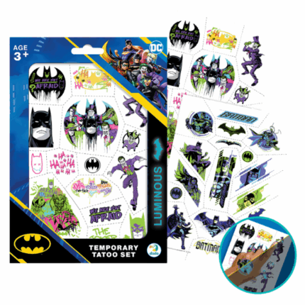 Set de tatuaje temporare pentru copii «Batman: Echipă», 40 buc. Vă prezentăm un set de tatuaje temporare pentru copii cu eroii preferați din „Batman”. Setul conține 40 de tatuaje colorate (2 foi), care strălucesc în întuneric și sunt foarte ușor de aplicat. Toate ilustrațiile sunt de calitate și originale.Tatuajele sunt așezate pe o bază de hârtie cu dimensiunea de 148×210 mm.Un set viu colorat și elegant, care cu siguranță va atrage atenția micilor fani ai lui Batman și ai echipei sale!