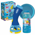 Suflantă cu bule «Baby Shark», 450 ml Intră în lumea distracției cu generatorul automat de baloane de săpun „Baby Shark”! Jucăria eliberează zeci de baloane pe minut – tot ce trebuie să faci este să adaugi soluția și să apeși pe buton. Designul amuzant în formă de rechin adaugă un plus de magie oricărei activități.Caracteristici: 	Generator automat de baloane 	Design atrăgător în formă de rechin 	Ușor de folosit – apeși și funcționează 	Funcționează cu baterii (nu sunt incluse) 	Potrivit pentru copii de la 3 ani