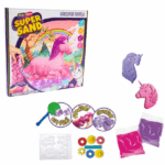 Set cinetic «Lumea unicornilor din nisip» Setul de joacă Play Toys "Lumea unicornilor din nisip" aduce copiilor o aventură magică cu unicorni, folosind nisip moale și ușor de modelat în culori vibrante. Setul include nisip roz și violet, alături de forme și unelte cu tematică de unicorni, permițând copiilor să creeze figuri și scene încântătoare.Caracteristici: 	Nisip moale și ușor de modelat, în culorile roz și violet. 	Forme cu tematică de unicorni pentru crearea unor figuri magice. 	Compoziție sigură și non-toxică, potrivită pentru copii de peste 3 ani. 	Stimulează joaca senzorială, creativitatea și dezvoltarea motricității fine. 	Fără gluten și testat pentru siguranța copiilor."Lumea unicornilor din nisip" este setul perfect pentru micii fani ai unicornilor care adoră joaca imaginativă și practică.