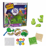 Set cinetic «Lumea dinozaurilor din nisip» Setul de joacă Play Toys "Lumea dinozaurilor din nisip" invită copiii să pășească în lumea preistorică folosind nisip moale, în nuanțe de verde și natural. Setul include forme și unelte cu tematică de dinozauri, permițând copiilor să creeze propriile creaturi preistorice și peisaje. Nisipul este ușor de modelat, oferind o experiență distractivă și senzorială.Caracteristici: 	Nisip moale, în culorile verde și natural, ușor de modelat. 	Forme cu tematică de dinozauri pentru crearea figurinelor. 	Compoziție sigură și non-toxică, potrivită pentru copii de peste 3 ani. 	Stimulează joaca senzorială, creativitatea și dezvoltarea motricității fine. 	Fără gluten și testat pentru siguranța copiilor."Lumea dinozaurilor din nisip" este setul perfect pentru micii entuziaști ai dinozaurilor care iubesc activitățile creative și practice.