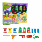 Set de modelare «Monstrul cu păr» Setul creativ Play Toys "Monstrul cu păr" oferă copiilor ocazia de a se distra stilizând părul colorat al personajelor-monstru prietenoase. Setul include 3 culori de plastilină (roșu, galben și albastru), câte 30 g fiecare, și 8 unelte pentru coafare: piepteni, foarfece și forme. Copiii pot folosi matrițele monstru pentru a crea coafuri jucăușe și a se bucura de ore întregi de joacă creativă.Caracteristici: 	3 recipiente cu plastilină (roșu, galben, albastru), câte 30 g fiecare. 	Matrițe pentru monștri și 8 unelte pentru coafare. 	Compoziție sigură și non-toxică, potrivită pentru copii de peste 3 ani. 	Dezvoltă motricitatea fină și stimulează imaginația."Monstrul cu păr" este un set distractiv și ușor de utilizat pentru micii iubitori de activități creative acasă.