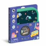 Set de desen pentru călătorii «Transport» Setul conține tot ce are nevoie un copil pentru momente creative: 	4 pagini tip tablă (pentru cretă) 	1 pagină cu șablon 	1 pagină transparentă 	1 șervețel umed 	6 markere colorate 	Mapă de depozitare (20,5 × 1,6 × 19,5 cm)Dimensiunea cutiei: 22 × 2 × 21 cmVârsta recomandată: 3+ aniPerfect pentru a fi luat în călătorii, cu pagini reutilizabile și o mapă practică pentru păstrare!