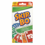 Карточная игра Skip-Bo Skip-Bo – это увлекательная карточная игра на составление последовательностей от создателей UNO! Игроки должны использовать навыки и стратегию, чтобы составлять стопки карт в возрастающем порядке (2, 3, 4…) до тех пор, пока у них не останется карт для хода.После раздачи каждому игроку своей личной колоды начинается игра: участники тянут карты из общего запаса и создают до четырёх игровых стопок. Особые "дикие" карты Skip-Bo могут заменять любое число, помогая выйти из сложных ситуаций и обыграть соперников!Правило победы: первым избавиться от всех карт в своей стопке!Особенности игры: 	Захватывающая игра на составление последовательностей! 	Тренирует стратегическое мышление и навыки планирования. 	Специальные "дикие" карты добавляют неожиданные повороты. 	Идеальна для семьи и друзей – играйте и соревнуйтесь! 	В комплекте: 162 карты и инструкция.Возраст: 7+ лет