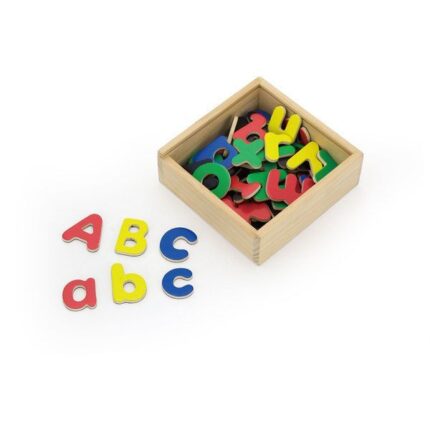 Litere magnetice din lemn 52 buc. Copiii de la 3 ani vor învăța cu plăcere alfabetul englez și vor forma primele cuvinte cu ajutorul materialului educativ viu colorat de la Viga Toys.Caracteristicile setului: 	Conține 52 de litere magnetice din alfabetul latin: 26 majuscule și 26 minuscule. 	Design atractiv, cu culori vii, pentru a atrage atenția copilului. 	Potrivit pentru utilizare pe tablă magnetică.Beneficii pentru copil: 	Dezvoltarea abilităților de citire: Setul ajută copiii să învețe literele, să le memoreze și să exerseze formarea cuvintelor simple. 	Antrenarea memoriei și a gândirii: Jocul cu literele stimulează concentrarea și logica copilului. 	Coordonarea vizual-motorie: Manipularea literelor mici dezvoltă motricitatea fină a mâinilor și ochilor. 	Pregătirea pentru școală: Copiii învață bazele cititului și scrisului, ceea ce le facilitează adaptarea în școala primară.Recomandări: 	Setul este ideal pentru activități acasă, în grădinițe, centre de dezvoltare sau grupuri de educație incluzivă. 	Poate fi utilizat conform programei școlare NUS și metodei Montessori.Calitate și siguranță: 	Literele sunt realizate din lemn natural, atent șlefuite, cu marginile rotunjite. 	Vopsite cu culori sigure, non-toxice. 	Respectă standardele de siguranță EN71 și ASTM.Ambalaj: Setul este ambalat într-o cutie de lemn cu capac din acril transparent pentru depozitare ușoară. Dimensiuni: 15 x 15 x 5 cm.Setul magnetic cu litere de la Viga Toys este un instrument excelent pentru învățare și joacă, transformând procesul de învățare a alfabetului într-o activitate distractivă și captivantă.