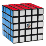 «Joc de masă «Cubul Rubik Professor Bulk», 5х5 Cubul original Rubik 5x5 este o ghicitoare extrem de captivantă, care a cucerit fanii din întreaga lume prin jocul său iconic. Cubul are șase fețe diferite, fiecare formată din 25 de pătrate colorate. Scopul principal este să rotești cubul și să îl readuci la starea inițială, astfel încât fiecare parte să aibă o singură culoare.Beneficii pentru copii și adulți: 	Dezvoltarea gândirii logice: Rezolvarea cubului stimulează gândirea strategică și planificarea pașilor. 	Îmbunătățirea concentrării: Ghicitoarea necesită atenție și concentrare maximă. 	Dezvoltarea motricității: Rotațiile cubului întăresc coordonarea mâinilor și a degetelor. 	Reducerea stresului: Rezolvarea ghicitorilor ajută la relaxare și la detensionarea de la activitățile zilnice.