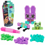 Творческий набор «Recharge Pack 270» Набор Recharge Pack 270 Water Fuse Beads позволяет детям создавать различные формы и дизайны, используя Pixobitz — кубические бусины, которые склеиваются с помощью воды, без необходимости в нагреве. Следуйте шаблонам для создания 6 различных дизайнов (аватар, кролик, лягушка, единорог, скейтборд и коробка с злаками) или придумайте собственные творения. Набор включает аксессуары и декоративные элементы, чтобы персонализировать каждое изделие.Особенности: 	Не требует нагрева: Бусины склеиваются с помощью воды, не создавая беспорядка. 	6 дизайнов: Создавайте аватары, животных, предметы и многое другое, следуя шаблонам или создавая свои собственные работы. 	Набор для творчества с 270 Pixobitz: Включает 10 различных цветов, 5 аксессуаров, более 100 декоративных элементов, распылитель, поднос и 3 шаблона. 	Отличный подарок: Идеально подходит для творческих детей, которые любят заниматься DIY, самовыражением и ручными поделками.Комплектация набора: 	270 Pixobitz (кубические бусины) в 10 цветах. 	5 аксессуаров. 	3 листа с водяными декорациями. 	1 бутылочка для распыления. 	1 поднос для творчества. 	3 шаблона. 	1 инструкция.Этот набор прекрасно подходит для развития воображения и творчества у детей и является отличным подарком на день рождения или для других праздников.