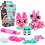 Творческий набор «Pixobitz Metallic Pack» Набор Pixobitz Metallic Pack включает 156 металлических водных бусин, которые легко склеиваются с помощью воды, не требуя нагрева! Вы можете создавать 3D и 2D фигурки, следуя шаблонам или используя свое воображение. В набор входят уникальные аксессуары и водные декорации для персонализации ваших творений. Отлично подходит для детей, которые любят рукоделие и самовыражение!Особенности: 	Не требует нагрева: Бусины Pixobitz склеиваются с помощью воды, без беспорядка. 	5 дизайнов: Создавайте ламу, кошку, хомячка, коробку с злаками и Фраппучино, следуя шаблонам или создавая собственные творения. 	Эксклюзивный набор с металлическими водными бусинами: 156 металлических бусин Pixobitz в 4 цветах, 2 аксессуара, более 20 водных декораций, распылитель, поднос и 2 шаблона. 	Отличный подарок: Этот набор идеально подходит для творческих детей и станет отличным подарком на день рождения, Рождество или любую другую особую дату. 	Творческие игрушки для детей от 6 лет: Откройте для себя множество способов создавать с Pixobitz! Отлично подходит для детей, любящих DIY, самовыражение и рукоделие.Что входит в комплект: 	156 Pixobitz (кубические водные бусины) в 4 металлических цветах. 	2 аксессуара. 	1 лист с водными декорациями. 	1 бутылочка для распыления. 	1 поднос для творчества. 	2 шаблона. 	1 инструкция.Этот набор идеально подходит для стимулирования творческого мышления у детей и предлагает часы веселья и обучения через творчество и рукоделие.