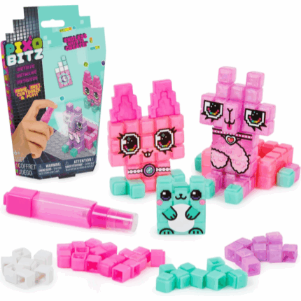 Творческий набор «Pixobitz Metallic Pack» Набор Pixobitz Metallic Pack включает 156 металлических водных бусин, которые легко склеиваются с помощью воды, не требуя нагрева! Вы можете создавать 3D и 2D фигурки, следуя шаблонам или используя свое воображение. В набор входят уникальные аксессуары и водные декорации для персонализации ваших творений. Отлично подходит для детей, которые любят рукоделие и самовыражение!Особенности: 	Не требует нагрева: Бусины Pixobitz склеиваются с помощью воды, без беспорядка. 	5 дизайнов: Создавайте ламу, кошку, хомячка, коробку с злаками и Фраппучино, следуя шаблонам или создавая собственные творения. 	Эксклюзивный набор с металлическими водными бусинами: 156 металлических бусин Pixobitz в 4 цветах, 2 аксессуара, более 20 водных декораций, распылитель, поднос и 2 шаблона. 	Отличный подарок: Этот набор идеально подходит для творческих детей и станет отличным подарком на день рождения, Рождество или любую другую особую дату. 	Творческие игрушки для детей от 6 лет: Откройте для себя множество способов создавать с Pixobitz! Отлично подходит для детей, любящих DIY, самовыражение и рукоделие.Что входит в комплект: 	156 Pixobitz (кубические водные бусины) в 4 металлических цветах. 	2 аксессуара. 	1 лист с водными декорациями. 	1 бутылочка для распыления. 	1 поднос для творчества. 	2 шаблона. 	1 инструкция.Этот набор идеально подходит для стимулирования творческого мышления у детей и предлагает часы веселья и обучения через творчество и рукоделие.