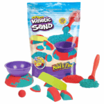 Nisip cinetic, 3 instrumente pentru creație Descoperă magia nisipului Kinetic Sand cu setul Mold n’ Flow, care include 1.5 lbs de nisip în culorile roșu și verde și 3 unelte pentru modelaj. Nisipul Kinetic Sand se lipește miraculos între el, permițând copiilor să creeze fără a face mizerie. În plus, nisipul nu se usucă, oferind ore nesfârșite de joacă senzorială și distracție.Caracteristici: 	1.5 lbs de nisip Kinetic Sand și 3 unelte (cupolă, tăietor și lopățică) pentru a crea efecte de nisip uimitoare. 	Nisipul se lipește ușor, facilitând modelarea și formarea de forme, iar curățarea după joacă este simplă și rapidă. 	Pachetul reutilizabil pentru depozitarea nisipului după joacă. 	Stimularea imaginației și dezvoltarea abilităților motorii fine prin joacă senzorială tactilă. 	Jucăriile Kinetic Sand sunt cadouri perfecte pentru copii creativi, fiind o alternativă la kituri de slime, lutul de modelaj și jucăriile anti-stres.Conținut: 1.5 lbs de nisip Kinetic Sand, 1 cupolă, 1 tăietor, 1 lopățică.Acest set este ideal pentru copii de la 3 ani, ajutându-i să își dezvolte abilități creative și motorii fine, fiind un cadou minunat pentru orice mic explorator.