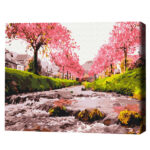 Pictură pe numere 30×40 cm (fără cutie)  –  Râul în sakura Setul include: 	pânză de bumbac cu o diagramă numerotată a imaginii, pe o ramă de lemn 	 3 perii de diferite grosimi 	 vopsele acrilice numerotate 	 monturi pentru fixare pe perete