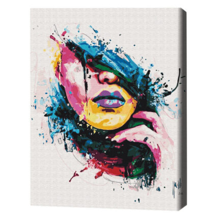Pictură pe numere 40×50 cm (fără cutie) — Fată în culori Setul include:• pânză de bumbac cu o diagramă numerotată a imaginii, pe o ramă de lemn• 3 perii de diferite grosimi• vopsele acrilice numerotate• monturi pentru fixare pe perete