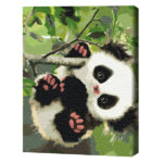 Pictură pe numere 30*40 сm (fără cutie) – Panda jucăușă Setul include: 	pânză de bumbac cu o diagramă numerotată a imaginii, pe o ramă de lemn 	 3 perii de diferite grosimi 	 vopsele acrilice numerotate 	 monturi pentru fixare pe perete