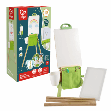 Șevalet portabil din bambus Un companion portabil și ecologic pentru micii artiști. Fabricat din bambus durabil, este perfect pentru aventurile creative oriunde. În zilele însorite, arătați-le copiilor cum să poziționeze șevaletul astfel încât umbra lor să cadă pe suprafața acestuia. Ei pot contura umbra și să o folosească ca bază pentru crearea operelor de artă creative.Conținutul setului: 	1 șevalet din bambus 	1 pahar din plastic 	1 toc pliabil 	3 picioare din plastic 	3 picioare din bambus 	1 placă din lemn 	1 pânză 	1 pensulă mică 	1 foaie de bambus 	1 markerAccesorii portabile: Acest șevalet ușor include o bază din bambus ușor de asamblat, trei elemente de conectare pentru picioare, o pânză, o placă de desen din lemn, un toc pliabil pentru pensule, un pahar, două cleme și o tavă reglabilă cu mâner.Dezvoltarea creativității: Activitățile artistice contribuie la dezvoltarea creativă a copiilor, încurajându-le imaginația, abilitățile de povestire și încrederea în sine.Înălțime reglabilă: Trageți de mânerul din partea de sus a șevaletului pentru a regla ușor înălțimea. Oferă opțiuni pentru înălțime mare, medie și joasă, fiind potrivit pentru utilizarea pe masă sau alte suprafețe ridicate.Ușor de asamblat: Deși șevaletul este format din opt piese de bambus, acesta este simplu de asamblat chiar și de către copii. Materialul ușor și accesoriile detașabile îl fac ușor de transportat în rucsac – ideal pentru activități în aer liber.Proiectat pentru artiști mici: Special conceput pentru micii artiști de peste 3 ani, cu detalii profesionale simplificate, astfel încât să le ofere copiilor ocazia de a se juca ca adevărați pictori.Beneficii: 	Dezvoltă abilitățile creative și imaginația. 	Îmbunătățește motricitatea fină și coordonarea mișcărilor. 	Stimulează încrederea în sine și independența. 	Încurajează joaca de rol, dezvoltând gândirea creativă.