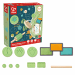 Set de ștampile „Minunile naturii” Porniți într-o călătorie creativă prin natură cu setul nostru de ștampile inspirat de frumusețea naturii! Explorați lumea și lăsați-vă imaginația să înflorească în timp ce creați opere artistice minunate. Întrebați copilul să identifice diferitele forme ale ștampilelor și să descrie caracteristicile și habitatele lor, cum ar fi ce animale corespund urmelor de pe ștampile și unde ar putea trăi în natură. 	3 tipuri de ștampile: Setul include 11 piese: trei ștampile pentru degete, trei ștampile manuale, două role cu mânere din lemn și un tampon cu cerneală. 	Dezvoltarea motricității fine: Utilizarea ștampilelor mici pentru degete ajută la îmbunătățirea dexterității, în timp ce ștampilele mai mari și rolele contribuie la coordonarea mână-ochi și mișcările fine. 	Învățare despre natură: Modelele de pe ștampile oferă oportunități distractive de a învăța despre natură, incluzând fluturi, picături de apă, flori, urme de animale, urme de păsări și trasee din natură. 	Sortare și simetrie: Joaca cu ștampile ajută copiii să exploreze tipare și simetria și să învețe despre sortare și clasificare a formelor. 	Ștampilați oriunde: Copiii pot crea opere de artă inspirate din natură pe diverse suprafețe folosind cerneala sau pot imprima modele pe materiale maleabile, cum ar fi plastilina, noroiul sau nisipul.