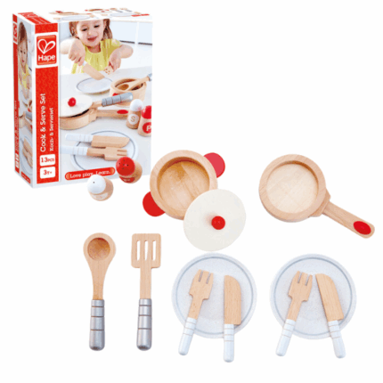 Set pentru gatit «Set de produse» Cu o cratiță din lemn, o tigaie, farfurii și accesorii din setul Cook & Serve Set, copilul tău are tot ce îi trebuie pentru a pregăti o masă delicioasă pentru prieteni sau familie!