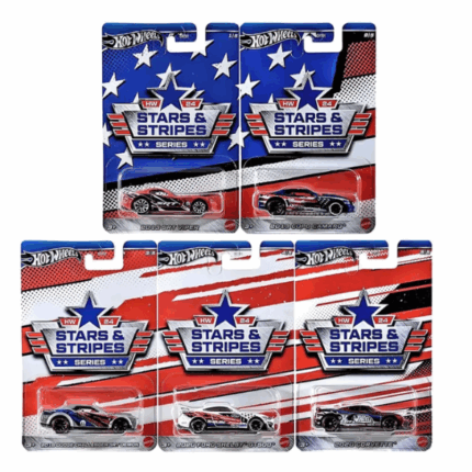 1:64 Hot Wheels Набор коллекционных машинок – Stars and Stripes, (асс.) Коллекционная серия Hot Wheels Stars & Stripes 2024 — это настоящая дань уважения американскому автоспорту и национальным символам. В набор входят 5 ярких моделей с эксклюзивным патриотическим дизайном в красно-бело-синих цветах и звёздно-полосатым оформлением.Модели в наборе: 	2008 Dodge Viper SRT10 ACR 	1965 Ford Galaxie 	2018 Ford Mustang GT 	2020 Ford Shelby GT500 	2020 CorvetteКаждая машинка выполнена в масштабе 1:64 и упакована в красочную тематическую блистерную упаковку с изображением флага США. Это идеальный подарок для коллекционеров и поклонников легендарных американских авто!