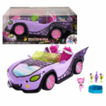 Monster High «Монстро-мобиль» Представляем «Монстро-мобиль» Monster High (HHK63) — уникальный автомобиль, созданный специально для кукол Monster High. Этот стильный кабриолет выполнен с учетом всех особенностей мира монстров и станет отличным дополнением к коллекции.​Основные характеристики: 	Дизайн и детали: Автомобиль украшен блестящими элементами в виде паутины, оснащен сиденьями с имитацией меха и ремнями безопасности в форме крыльев летучих мышей, что подчеркивает его уникальный стиль.​ 	Вместимость: «Монстро-мобиль» рассчитан на четырех кукол Monster High: две могут разместиться на передних сиденьях, а открывающийся багажник предоставляет два дополнительных места сзади. 	Аксессуары: В комплект входит призрачный питомец — лисичка, которую можно прикрепить к заднему сиденью. Также предусмотрен холодильник в форме гроба с аксессуарами для напитков, который помещается в багажник. 	Размеры: Упаковка имеет размеры 22 x 41 x 16 см и весит около 1,136 кг.«Монстро-мобиль» вдохновляет на творческие сюжетные игры — от вечеринок с напитками в откидном багажнике до поездок под модную музыку. Рекомендуется для детей от 4 лет и старше.​Для получения дополнительной информации и покупки посетите официальный сайт Mattel.