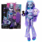 Set de joc Monster High » Abbey Bominable», cu accesorii Păpușa Abbey Bominable din seria Monster High, fiica yetiului, care are abilitatea de a controla gheața și zăpada. Această eroină carismatică și prietenoasă provine din vârfurile înghețate ale munților Himalaya.​Caracteristici principale ale păpușii:Design și ținută: Abbey Bominable este îmbrăcată într-o rochie elegantă, decorată cu modele de fulgi de zăpadă și detalii din blană, reflectând moștenirea ei glaciară. Părul ei lung și alb este împodobit cu șuvițe colorate, subliniind stilul său unic.Accesorii: Păpușa vine însoțită de animalul ei de companie, un mamut adorabil pe nume Tundra, precum și de diverse accesorii care completează look-ul său și oferă posibilități nelimitate de joacă.Mobilitate: Păpușa este complet articulată, permițându-i să adopte diverse poziții, ceea ce face jocul mai realist și captivant.Această păpușă este ideală pentru copiii de la 4 ani în sus, inspirându-i să creeze propriile povești și aventuri în universul Monster High.
