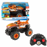 Hot Wheels Monster Trucks 1:24 «Неудержимая Тигровая акула» ​Представляем радиоуправляемую модель Hot Wheels Monster Trucks "Неудержимая Тигровая акула" — мощный монстр-трак, созданный для преодоления любых препятствий.Основные характеристики: 	Технология HW Terrain Stomp: Благодаря инновационной технологии и большим шинам Tread Attack, Tiger Shark «протаптывает» себе путь через различные поверхности, включая траву, камни и асфальт. ​ 	Масштаб и дизайн: Модель выполнена в масштабе 1:24 с детализированным дизайном, передающим агрессивный облик хищника. ​ 	Полнофункциональное управление: Пульт дистанционного управления обеспечивает полный контроль над машиной, позволяя выполнять различные трюки, включая «вилли» и вращения на 360 градусов. ​ 	Скорость и аккумулятор: Модель развивает скорость до 9,7 км/ч и оснащена аккумулятором с USB-зарядкой, обеспечивающим до 25 минут игры.Эта модель идеально подходит для детей от 4 лет и старше, а также для всех поклонников монстр-траков и экстремальных заездов.