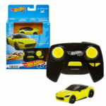 Hot Wheels Гоночный автомобиль 1:64 Nissan Z Возьмите под контроль Nissan Z с Hot Wheels RC в масштабе 1:64! Эта полнофункциональная радиоуправляемая модель сочетает в себе аутентичный дизайн и мощные возможности для гонок и трюков.Машинка может ездить как по легендарным оранжевым трассам Hot Wheels, так и за их пределами, создавая безграничные игровые возможности. Разгоняйтесь, преодолевайте повороты, проходите мёртвые петли – а для максимальной скорости нажмите кнопку турбо-ускорения на пульте!Основные особенности: 	Полнофункциональная радиоуправляемая модель Nissan Z с детализированным дизайном. 	Работает как на треках Hot Wheels, так и на любой ровной поверхности. 	Частота 2,4 ГГц – несколько машин могут участвовать в гонках без помех (дополнительные машинки продаются отдельно). 	Турбо-ускорение – дополнительная мощность для суперскоростных трюков! 	Отличный подарок для автолюбителей и детей от 5 лет.В комплекте: 	1 радиоуправляемая машинка Hot Wheels RC Nissan Z (масштаб 1:64)
