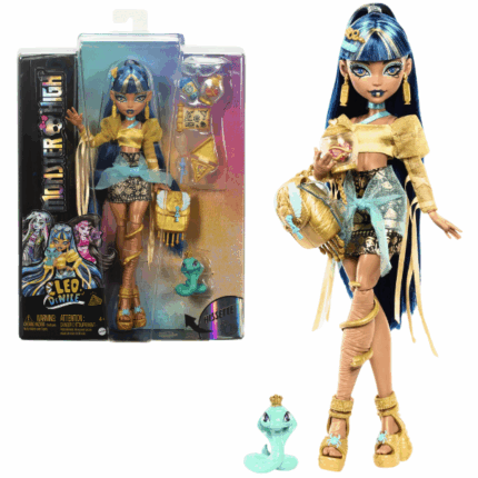 Игровой набор Monster High «Клео де Нил», с аксессуарами Monster High представляет куклу Клео де Нил – настоящую модную мумию! С головы до ног она окутана роскошным королевским стилем. Её очаровательная кобра Хиссетт (Hissette) готова сопровождать Клео в жутко-весёлых приключениях! Благодаря подвижному телу и стильным аксессуарам, кукла Cleo De Nile станет отличным подарком для детей от 4 лет и старше. Полностью артикулирована. Кукла не может стоять самостоятельно.Основные особенности: 	Королевский стиль: Клео де Нил сияет в своём потрясающем образе – блестящей блузке с бахромой в виде бинтов мумии, многослойной юбке с иероглифами, браслете в виде змеи и сандалиях с изображением скарабеев. 	Очаровательный питомец: Её преданный питомец кобра Хиссетт носит миниатюрную золотую корону, подчеркивая свой царственный статус. 	Аксессуары для увлекательных историй: В комплект входят блестящий рюкзак-скарабей, мумифицированное сердце в банке, древний свиток, перо, пицца в пирамидальной коробке, солнцезащитные очки и стаканчик в форме саркофага. 	Часть коллекции Monster High: Соберите всех кукол и игровые наборы Monster High, чтобы создавать ещё больше модных и захватывающих историй!В комплекте: 	1 кукла Cleo De Nile 	1 питомец Hissette 	1 рюкзак 	1 свиток и 1 перо 	1 банка с сердцем 	1 закуска (пицца) 	1 напиток 	1 пара солнцезащитных очковПодставка для куклы не входит в комплект. Кукла не может стоять самостоятельно.