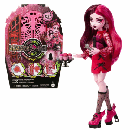 Игровой набор Monster High «Дракулаура и садовые тайны» Представляем набор Monster High "Дракулаура и садовые тайны". Погрузитесь в мир загадок и моды вместе с этой уникальной куклой и множеством аксессуаров.​Особенности набора: 	Загадочное приключение: Используйте прилагающуюся лупу-ключ, чтобы найти скрытые символы на карте сокровищ. Эти символы помогут вам найти 19+ сюрпризов, включая одежду и аксессуары. ​ 	Уникальная система открытия: После нахождения всех подсказок, соберите три талисмана и вставьте их в основание шкафа. Проведите талисманом вверх, как молнией, чтобы открыть шкаф и обнаружить куклу Дракулауру в ее великолепном образе. 	Множество вариантов стиля: С более чем 125 комбинациями одежды и аксессуаров, вы можете создавать разнообразные образы для Дракулауры, идеально подходящие для чаепития в саду или других мероприятий. ​ 	Удобное хранение: После игры все элементы набора можно хранить в шкафу, что обеспечивает порядок и готовность к следующему сеансу игры. ​Этот набор идеально подходит для детей от 4 лет и старше, вдохновляя их на творческую игру и развитие воображения.​