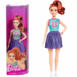 Кукла Barbie «Модница в фиолетовой плиссированной юбке» Представляем куклу Barbie Fashionistas с рыжими волосами, одетую в стильный трикотажный топ и плиссированную фиолетовую юбку. Эта кукла отражает разнообразие и индивидуальность, присущие серии Fashionistas.​Основные характеристики: 	Наряд: Кукла одета в белый трикотажный топ и плиссированную фиолетовую юбку, подчёркивающие её модный образ.​ 	Волосы: Длинные рыжие волосы уложены в прямую причёску, подчёркивая её индивидуальность.​ 	Тип тела: Кукла имеет оригинальный тип телосложения, что позволяет создавать разнообразные игровые сценарии.​ 	Аксессуары: Образ дополняют белые кроссовки и стильные аксессуары, придающие завершённость её внешнему виду.​ 	Возрастные рекомендации: Подходит для детей от 3 лет и старше.​Эта кукла вдохновляет детей на создание собственных модных историй и способствует развитию воображения.