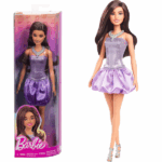 Кукла Barbie «Модница в фиолетовом платье» Представляем куклу Barbie Fashionistas в фиолетовом платье с пайетками и серебристыми аксессуарами (HYT92), олицетворяющую современный стиль и разнообразие.​Основные характеристики: 	Наряд: Кукла одета в блестящее фиолетовое платье с пайетками, подчёркивающее её модный образ.​ 	Аксессуары: Образ дополняют серебристые аксессуары, придающие завершённость её внешнему виду.​ 	Волосы: Длинные каштановые волосы уложены в современную причёску, подчёркивая её индивидуальность.​ 	Разнообразие: Линейка Barbie Fashionistas предлагает кукол с различными типами телосложения, оттенками кожи, цветами глаз и причёсками, что позволяет каждому ребёнку найти куклу по своему вкусу.​ 	Возрастные рекомендации: Подходит для детей от 3 лет и старше.​Эта кукла вдохновляет детей на создание собственных модных историй и способствует развитию воображения.