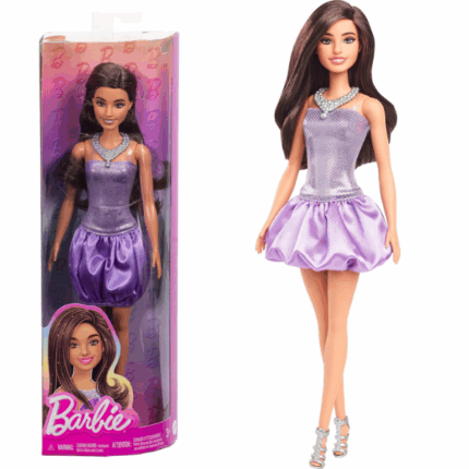 Кукла Barbie «Модница в фиолетовом платье» Представляем куклу Barbie Fashionistas в фиолетовом платье с пайетками и серебристыми аксессуарами (HYT92), олицетворяющую современный стиль и разнообразие.Основные характеристики: Наряд: Кукла одета в блестящее фиолетовое платье с пайетками, подчёркивающее её модный образ. Аксессуары: Образ дополняют серебристые аксессуары, придающие завершённость её внешнему виду. Волосы: Длинные каштановые волосы уложены в современную причёску, подчёркивая её индивидуальность. Разнообразие: Линейка Barbie Fashionistas предлагает кукол с различными типами телосложения, оттенками кожи, цветами глаз и причёсками, что позволяет каждому ребёнку найти куклу по своему вкусу. Возрастные рекомендации: Подходит для детей от 3 лет и старше.Эта кукла вдохновляет детей на создание собственных модных историй и способствует развитию воображения.