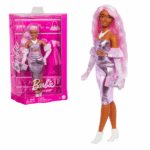 Кукла Barbie «Модница в глянцевом розовом платье» Представляем куклу Barbie Deluxe Style в глянцевом розовом платье Barbiecore с бархатными перчатками и розовыми волосами (HYV25).​Основные характеристики: 	Образ Barbiecore: Кукла демонстрирует стиль Barbiecore в глянцевом миди-платье с драпировкой и вырезом на талии. Бархатные перчатки добавляют мягкую, роскошную текстуру её великолепному образу.​ 	Аксессуары: Кукла сочетает своё платье с жемчужной повязкой на голову, эффектным ожерельем, белыми ботинками и сумочкой с денежным принтом.​ 	Подвижность: Гибкие суставы позволяют кукле принимать различные позы, что делает игру ещё более увлекательной.​ 	Возрастные рекомендации: Подходит для детей от 3 лет и старше.​Эта кукла вдохновляет детей на создание собственных модных историй и способствует развитию воображения.