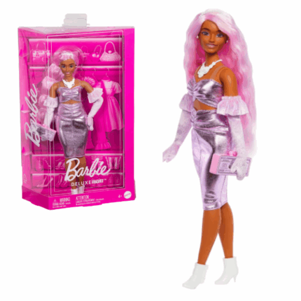 Кукла Barbie «Модница в глянцевом розовом платье» Представляем куклу Barbie Deluxe Style в глянцевом розовом платье Barbiecore с бархатными перчатками и розовыми волосами (HYV25).Основные характеристики: Образ Barbiecore: Кукла демонстрирует стиль Barbiecore в глянцевом миди-платье с драпировкой и вырезом на талии. Бархатные перчатки добавляют мягкую, роскошную текстуру её великолепному образу. Аксессуары: Кукла сочетает своё платье с жемчужной повязкой на голову, эффектным ожерельем, белыми ботинками и сумочкой с денежным принтом. Подвижность: Гибкие суставы позволяют кукле принимать различные позы, что делает игру ещё более увлекательной. Возрастные рекомендации: Подходит для детей от 3 лет и старше.Эта кукла вдохновляет детей на создание собственных модных историй и способствует развитию воображения.