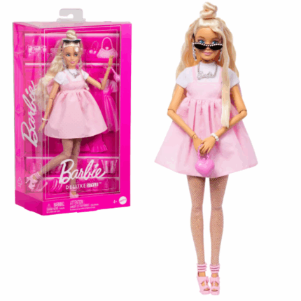 Кукла Barbie «Модница в пастельно-розовом платье» Представляем куклу Barbie Deluxe Style в пастельно-розовом платье Barbiecore с большим бантом и светлыми волосами (HYV27), олицетворяющую современный стиль и элегантность.Основные характеристики: Образ Barbiecore: Кукла демонстрирует стиль Barbiecore в пастельно-розовом платье-бэби-долл с большим бантом на спине, надетом поверх белой футболки. Розовые сетчатые колготки добавляют дополнительное очарование её образу. Аксессуары: Кукла дополняет свой наряд эффектными украшениями, жемчужными солнцезащитными очками, сумочкой в форме сердца и босоножками с бантами. Причёска: Волнистые светлые волосы уложены в стильный пучок наполовину вверх, подчёркивая её современный образ. Подвижность: Гибкие суставы позволяют кукле принимать различные позы, что делает игру с ней ещё более увлекательной. Возрастные рекомендации: Подходит для детей от 4 лет и старше.Эта кукла вдохновляет детей на создание собственных модных историй и способствует развитию воображения.