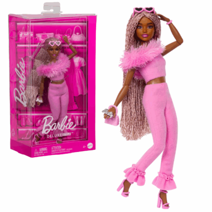 Кукла Barbie «Модница в розовом костюме» Представляем куклу Barbie Deluxe Style в мягком розовом костюме с розовыми и коричневыми косами (HYV28), олицетворяющую современный стиль и элегантность.​Основные характеристики: 	Образ Barbiecore: Кукла демонстрирует стиль Barbiecore в мягком розовом костюме из двух частей с эффектным искусственным меховым воротником. Её ремешковые туфли подчёркнуты расклешёнными манжетами на брюках, добавляя изюминку в её образ.​ 	Аксессуары: Кукла дополняет свой наряд сердцевидными солнцезащитными очками, розовой сумочкой и серебристыми украшениями, придающими завершённость её внешнему виду.​ 	Причёска: Розовые и коричневые косы подчёркивают её индивидуальность и современный стиль.​ 	Подвижность: Гибкие суставы позволяют кукле принимать различные позы, что делает игру с ней ещё более увлекательной.​ 	Возрастные рекомендации: Подходит для детей от 4 лет и старше.​Эта кукла вдохновляет детей на создание собственных модных историй и способствует развитию воображения.