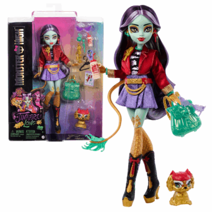 Игровой набор Monster High «Джинафайр Лонг», с аксессуарами Познакомьтесь с Джинафайр Лонг! Эта кукла Monster High – очаровательный дракон, приехавший по обмену из Фангхая. Джинафайр обожает мечтать и создавать дизайнерскую одежду! В комплекте с ней идут 7 жутко-забавных аксессуаров, а также её очаровательный питомец Клауди ("Юнь Юнь"), который сочетает в себе черты пекинеса и традиционного китайского льва. Подходит для детей от 4 лет и старше. Кукла не может стоять самостоятельно.Основные особенности: 	Дракон с волшебными силами: Джинафайр Лонг умеет управлять погодой! 	Яркий стиль: Её образ включает фиолетовый топ на бретельках, юбку с принтом завихряющихся облаков и укороченную куртку. 	Аксессуары: В комплект входят серьги, нефритовые браслеты и ковбойские сапоги, дополняющие её стильный наряд. 	Творческий набор: Для создания новых потрясающих образов у неё есть эскизник, ручка и манекен! 	Очаровательный питомец: Её питомец Клауди ("Юнь Юнь") грациозно парит в воздухе, словно облако! Этот пушистый друг – наполовину пекинес, наполовину китайский лев. 	Дополнительные аксессуары: В комплекте рюкзак, солнцезащитные очки, телефон iCoffin и йогуртовый напиток – всё, что нужно для новых приключений! 	Часть коллекции Monster High: Соберите всю серию кукол Monster High, чтобы придумывать ещё больше захватывающих историй!В комплекте: 	1 кукла Jinafire Long 	1 питомец Cloudy ("Yun Yun") 	1 рюкзак 	1 пара солнцезащитных очков 	1 манекен 	1 эскизник и ручка 	1 телефон iCoffin 	1 перекус (йогуртовый напиток)Кукла не может стоять самостоятельно. Цвета и оформление могут отличаться.