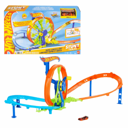 Hot Wheels «Lansare Rapidă și Buclă» Hot Wheels "Lansare Rapidă și Buclă" este un set de joacă dinamic cu un mecanism inovator cu roată, care accelerează mașinile și le trimite într-un circuit de cascadorii, curse și coliziuni fără sfârșit!Plasează mașina inclusă (scară 1:64) pe pistă, iar mecanismul o va accelera automat, trimițând-o printr-o buclă, curbe strânse și zona de impact, apoi revenind la start pentru o nouă tură. Adaugă mai multe mașini (vândute separat) pentru un haos total de coliziuni și competiții!Caracteristici principale: 	Lansare continuă – mașinile reiau traseul iar și iar! 	Mecanism cu roată rotativă – rotește maneta pentru a activa accelerarea. 	Elemente spectaculoase – buclă, curbe rapide și zonă de coliziuni! 	Adaugă mai multe mașini – creează impacturi spectaculoase în zona de coliziune! 	Ușor de transportat și depozitat – setul se pliază în jumătate și are mâner.Conținutul setului: 	1 set de joacă Hot Wheels "Lansare Rapidă și Buclă" 	1 mașină Hot Wheels din metal turnat (scară 1:64)Vârstă recomandată: 4+ ani