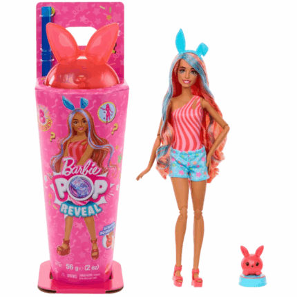 Кукла Barbie Pop Reveal, серия Shakes Представляем куклу серии Barbie Pop Reveal Shakes (JCN87) — увлекательную игрушку, сочетающую элементы сюрприза и сенсорного опыта.Основные особенности: Упаковка в виде стакана: Кукла поставляется в упаковке, стилизованной под стакан с напитком, что добавляет элемент неожиданности при распаковке. Сенсорный опыт: Внутри упаковки находится блестящий слайм, через который нужно пробраться с помощью прилагаемой трубочки, чтобы добраться до сюрпризов. Кукла с ароматом: После удаления пленки со стакана вы обнаружите куклу Barbie с ароматом, длинными розовыми и красными волосами и подвижными суставами. Сюрпризы: В комплекте есть два многоразовых "кубика льда", которые открываются и содержат юбку или шорты и пару обуви или сапог. Также в наборе есть ароматный питомец, его лежанка и ободок с ушками для куклы. Изменение цвета: При использовании холодной воды макияж на лице куклы меняется, добавляя элемент интерактивности.Этот набор с восемью сюрпризами обеспечивает увлекательный опыт распаковки и игру, стимулируя воображение и творческое мышление.