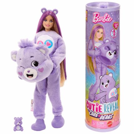 Кукла Barbie Cutie Reveal “Барби в плюшевом костюме медведя” Представляем куклу Barbie Cutie Reveal серии «Care Bears» (JCN94) — увлекательную игрушку, сочетающую элементы сюрприза и сенсорного опыта.​Основные особенности: 	Упаковка-сюрприз: Кукла упакована в непрозрачную коробку, что создает эффект неожиданности при распаковке.​ 	Костюм медвежонка: Внутри упаковки находится кукла Barbie в костюме плюшевого медвежонка, что добавляет элемент игры и коллекционирования.​ 	Сюрпризы и аксессуары: В комплекте предусмотрены дополнительные аксессуары, такие как расческа, обувь и маленький питомец, что позволяет разнообразить игровые сценарии.​ 	Изменение цвета: Некоторые элементы куклы меняют цвет при воздействии холодной воды, добавляя интерактивность в игру.​Кукла Barbie Cutie Reveal серии «Care Bears» — отличный выбор для детей от 3 лет, стимулирующий воображение и творческое мышление.​