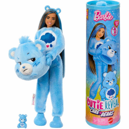 Кукла Barbie Cutie Reveal “Барби в плюшевом костюме медведя” ​Представляем куклу Barbie Cutie Reveal из серии «Care Bears» (JCN96) — увлекательную игрушку, сочетающую элементы сюрприза и сенсорного опыта.​Основные особенности: 	Уникальный дизайн: Кукла одета в костюм милого медвежонка, выполненный из мягкого плюша, что добавляет элемент неожиданности при распаковке.​ 	Сюрпризы и аксессуары: В комплекте предусмотрены дополнительные аксессуары, такие как расческа, обувь и маленький питомец, что позволяет разнообразить игровые сценарии.​ 	Изменение цвета: Некоторые элементы куклы меняют цвет при воздействии холодной воды, добавляя интерактивность в игру.​Кукла Barbie Cutie Reveal из серии «Care Bears» — отличный выбор для детей от 3 лет, стимулирующий воображение и творческое мышление.