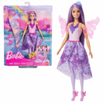 Кукла Barbie «Fashion Fantasy» ​Представляем фантазийный модный набор Barbie (JCP74), который включает 8 аксессуаров для создания более 10 различных образов.​Основные особенности набора: 	Разнообразие аксессуаров: В комплект входят хвост русалки, крылья феи, королевские цепочки, обувь и многое другое, что позволяет создавать уникальные и волшебные образы для вашей куклы Barbie.​ 	Творческий подход: С этим набором дети могут проявить свою фантазию, комбинируя аксессуары и создавая новые стили для своей куклы.​ 	Качество и совместимость: Аксессуары изготовлены из высококачественных материалов и совместимы с большинством стандартных кукол Barbie, что обеспечивает долговечность и удобство использования.​Этот набор станет отличным дополнением к коллекции любой поклонницы Barbie, вдохновляя на создание сказочных историй и приключений.