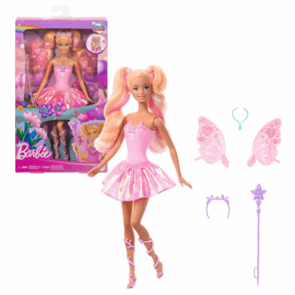 Păpușa Barbie «Fantasy Fairy» Vă prezentăm păpușa Barbie Fantasy Fairy cu aripi și ținută care își schimbă culoarea. Cufundați-vă în lumea magică alături de această zână, ale cărei aripi și corset își schimbă culoarea cu ajutorul apei reci și calde.​Caracteristici: 	Magia culorii: Înmuiați buretele în formă de stea în apă rece și treceți-l peste aripi pentru a schimba inimioarele din roz în roșu strălucitor. Treceți buretele peste corsetul păpușii pentru a crea un efect ombre fermecător. Pentru a reveni la culorile inițiale, folosiți apă caldă. 	Aspect de basm: Păpușa este îmbrăcată într-o rochie strălucitoare, completată de pantofi cu detalii de viță de vie, o bentiță cu fluture și un colier în formă de picătură de apă, oferindu-i un stil magic unic. ​ 	Dezvoltarea imaginației: Jocul cu această păpușă stimulează fantezia copiilor, permițându-le să creeze propriile povești și aventuri de basm.​Această păpușă este ideală pentru copiii de la 3 ani în sus, inspirându-i la jocuri creative și explorarea lumii fanteziei.