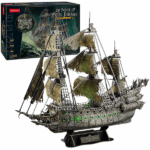 3D Puzzle „Olandezul zburător” cu iluminare LED, 360 elemente Puzzle 3D „Olandezul zburător” cu iluminare LED, de la CubicFun este un joc de puzzle foarte interesant pentru întreaga familie.În timul jocului cu  puzzle 3D împreună cu copiii tăi, le poți povesti că legenda „Olandezului zburător”,  își are originea în secolul al XVII-lea, s-a transmis din generație în generație de mulți ani. Într-o versiune publicată în 1821 într-o revistă engleză, nava naviga de-a lungul Capului Bunei Speranțe când a început o furtună. Nava a dispărut în cele din urmă și nu au putut fi găsite urme ale naufragiului. Povestea a fost plină de legende, iar fantoma navei a devenit un vestitor al semnelor rele pentru deceniile următoare.Puzzle-urile 3D sunt un hobby uimitor care dezvoltă nu numai gândirea logică, abilitățile motorii fine, perseverența și acuratețea, dar învață și o mulțime de lucruri interesante despre univers, în timp ce te distrezi cu familia ta.