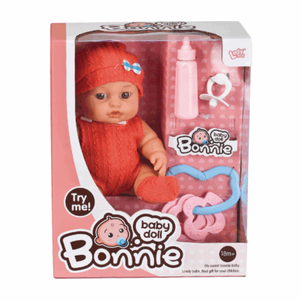 Păpușa Bonnie în costumaș roșu cu accesorii, 25 cm Păpușa adorabilă Baby Doll Bonnie, îmbrăcată într-un costumaș roșu, este cadoul perfect pentru copiii de la 18 luni în sus. Setul include: biberon, suzetă, bavetă și jucărie suspendată. Păpușa are un corp moale, trăsături realiste și este plăcută la atingere. Ajută la dezvoltarea imaginației, empatiei și coordonării motorii fine. 	Dimensiune păpușă: 10 inch (aproximativ 25 cm) 	Vârstă recomandată: de la 18 luni 	Include accesorii pentru joacă