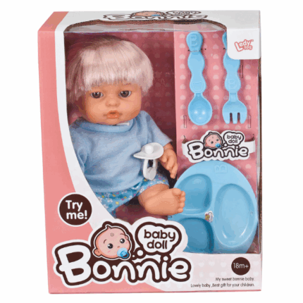 Păpușa Bonnie în costumaș albastru cu accesorii, 25 cm Păpușa drăgălașă Baby Doll Bonnie îmbrăcată în albastru, cu păr blond deschis, este un cadou minunat pentru copiii de la 18 luni. Setul include o farfurie compartimentată, o lingură, o furculiță și o suzetă. Păpușa este realizată din materiale sigure și plăcute la atingere, cu un corp moale și trăsături realiste. Ideală pentru dezvoltarea empatiei, imaginației și jocurilor de hrănire. 	Dimensiune păpușă: 10 inch (aproximativ 25 cm) 	Vârstă recomandată: de la 18 luni 	Setul conține: păpușă, suzetă, farfurie, lingură, furculiță