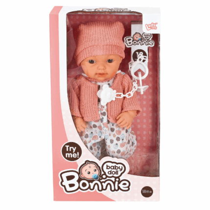 Păpușa Bonnie în pijama, 30 cm Păpușa adorabilă Baby Doll Bonnie, îmbrăcată într-o pijama și jachetă tricotată roz cu căciuliță, este un cadou minunat pentru copiii de la 18 luni. Păpușa are un corp moale, trăsături realiste și este plăcută la atingere. Setul include o suzetă cu lanț. Este ideală pentru jocuri de rol care dezvoltă imaginația și empatia copilului. 	Dimensiune păpușă: 12 inch (aproximativ 30 cm) 	Vârstă recomandată: de la 18 luni 	Setul conține: păpușă, suzetă cu lanț 	Ținută: pijama, jachetă tricotată, căciuliță