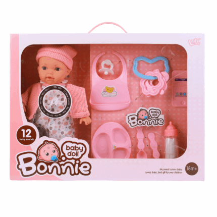 Păpușa Bonnie cu 12 sunete și cu accesorii, 30 cm Păpușa Bonnie, îmbrăcată în pijama și cardigan roz tricotat, este cadoul perfect pentru copiii de la 18 luni. Ea redă 12 sunete reale de bebeluș: plânset, râs, gângurit și altele. Setul include tot ce este necesar pentru jocuri de rol: biberon, farfurie, lingură, furculiță, bavetă, jucării și chiar un smartphone de jucărie. 	Dimensiune păpușă: 12 inch (aproximativ 30 cm) 	Vârstă recomandată: de la 18 luni 	Funcții: 12 sunete de bebeluș 	Setul conține: păpușă, biberon, veselă (farfurie, lingură, furculiță), bavetă, jucării, telefon