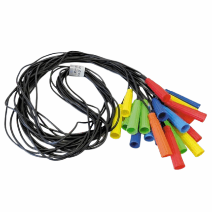 Coarda cauciuc neagră 280 cm Coarda de sărit rezistentă este accesoriul ideal pentru antrenamentele de fitness și exercițiile cardio. Aceasta este dotată cu mânere moi, dar durabile, care asigură confort în timpul utilizării. Lungimea adecvată a coardei permite antrenamente eficiente atât pentru începători, cât și pentru sportivii experimentați. Coarda de sărit rezistentă ajută la îmbunătățirea coordonării, întărirea mușchilor și a rezistenței, fiind un instrument excelent pentru arderea caloriilor și îmbunătățirea formei fizice generale.